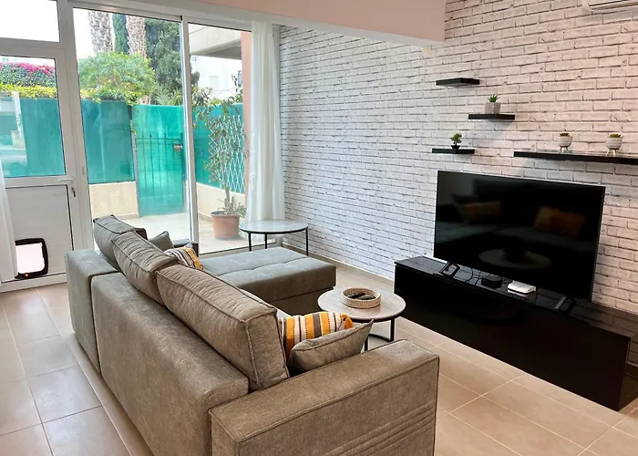 Pafia Crown-jewel 2b, Pool, Prime Location, アパート パ フォス